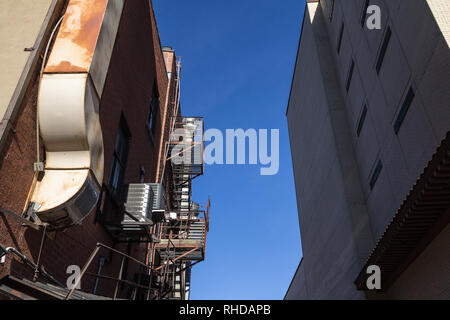 Notausgang rusty Treppen und Leiter, aus Metall, auf einer typischen Nordamerikanischen alten Backsteingebäude aus Montreal, Quebec, Kanada. Diese Treppen, für em gemacht Stockfoto