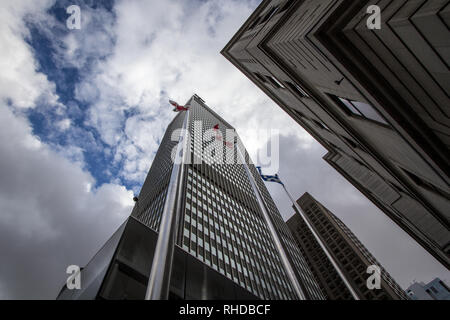 Kanadische & Quebec Flaggen vor Business Wolkenkratzer im Stadtzentrum von Montreal, Kanada, im Zentrum des Geschäftsviertels der Stadt genommen Stockfoto