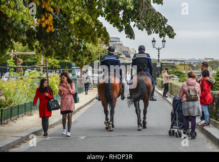 Paris, Frankreich, 2. Okt. 2018. Gendarmen auf dem Pferderücken in Paris, Frankreich. Die Gendarmerie ist eine von zwei nationalen Polizei in Frankreich. Stockfoto