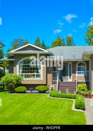 Haupteingang und schönen Rasen vor suburban Family House. Stockfoto