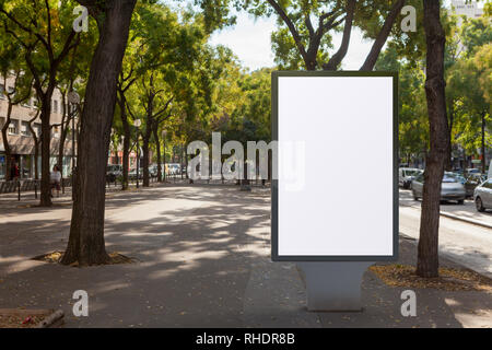 Leerer Plakatstand für Plakate in der Straße. Stockfoto