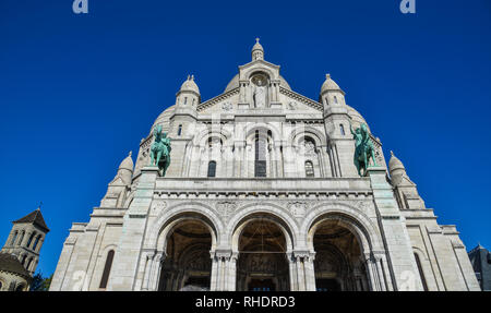 Basilika von Sacré Coeur, gewidmet der Heiligen Herzen Jesu in Paris, Frankreich. Stockfoto