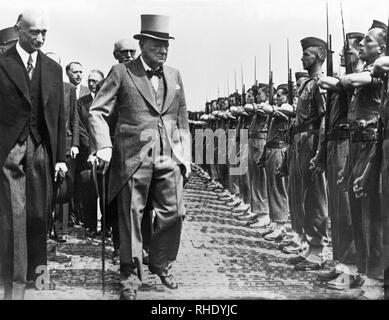 Sir. Winston Churchill, der ehemalige britische Premierminister, Überprüfen der Truppen in Metz, Frankreich mit dem französischen Staatsmann Robert Schuman, ein Führer in der europäischen Integration nach dem Zweiten Weltkrieg, am 17. Juli 1946.