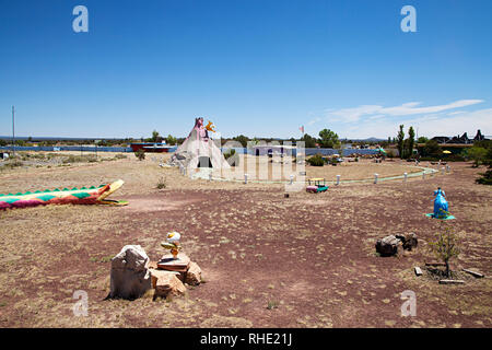 Grundgestein Stadt in Arizona. Retro Flinstones themed Park auf der Landstraße 101 zwischen Williams und dem Grand Canyon entfernt. Geschlossen im Januar 2019. Stockfoto