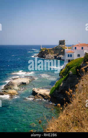 Traditionelle griechische weiße Haus auf Insel Andros mit Meerblick und Toutlitis Leuchtturm Stockfoto