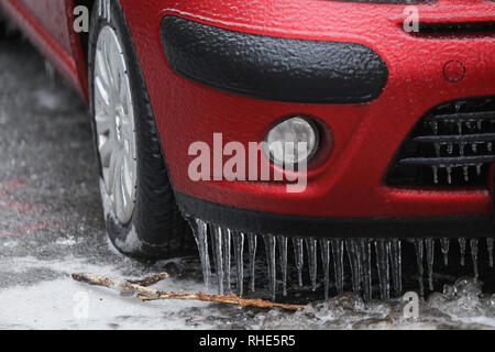 Auto abgedeckt, die im Eis nach einem eisregen Phänomen Stockfoto