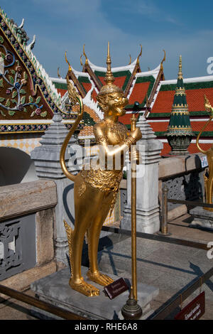 Bangkok Thailand, goldene Statue von Singhapanorn ein Wächter im Grand Palace und Wat Phra Kaew mit Tempel Gebäude im Hintergrund Stockfoto