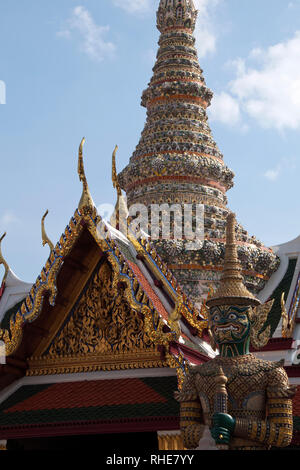 Bangkok Thailand, riesige Wächter im Grand Palace und Wat Phra Kaew mit reich verzierten Chedi im Hintergrund Stockfoto