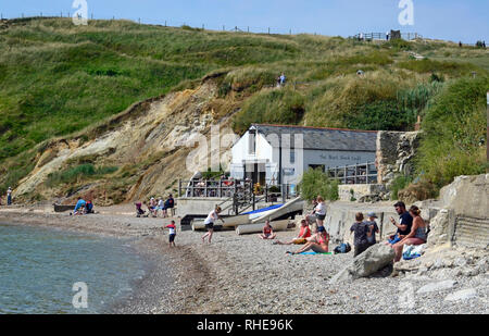 Der Kiesstrand in Lulworth Cove, Dorset, Großbritannien. Teil der Jurassic Coast. Stockfoto