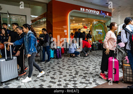 Chinesische Parallelhändler kaufen steuerfreie Waren in Hongkong für den Weiterverkauf in Festland China Stockfoto