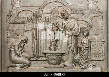 Alte bas-relief mit der Darstellung der Taufe Christi Stockfoto