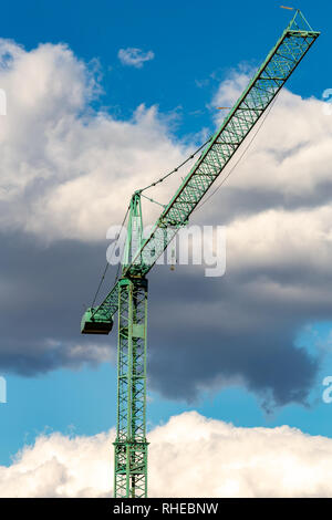 Ein Kran ist eine Art von Maschine, die im Allgemeinen mit einem Seil, Draht Seile oder Ketten und Riemenscheiben, die sowohl zum Heben und Senken sie die m verwendet werden kann Stockfoto