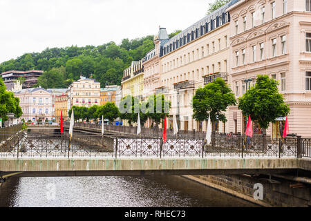 Karlsbad, TSCHECHISCHE REPUBLIK - 12. JUNI 2017: Karlsbad Blick vom Fluss Tepla. Architektur von Karlovy Vary, Tschechische Republik. Es ist das meistbesuchte Stockfoto