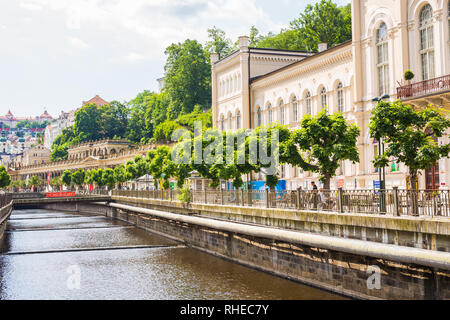 Karlsbad, TSCHECHISCHE REPUBLIK - 12. JUNI 2017: Karlsbad Blick vom Fluss Tepla. Architektur von Karlovy Vary, Tschechische Republik. Es ist das meistbesuchte Stockfoto