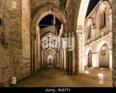 Siena, Italien - 14 August: Innenraum des San Galgano dachlosen Zisterzienserabtei in Chiusdino, Toskana bei Nacht Stockfoto