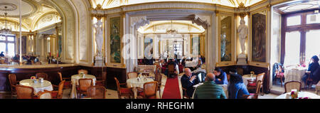 Das Caffè Gambrinus ist ein historisches, ein eigenes Cafe oder Kaffeehaus im Zentrum von Neapel, Kampanien Italien auf der Piazza Trieste e Trento. Stockfoto