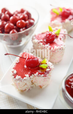 Kuchen mit Cherry - Ansicht von oben am weißen Tisch Stockfoto