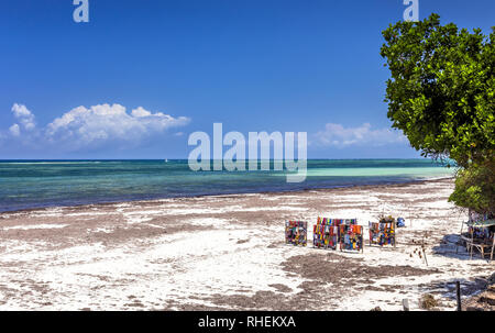 Erstaunlich Diani Beach Marine, weißer Sand und Holz mit bunten Souvenirs Stall, Kenia Stockfoto