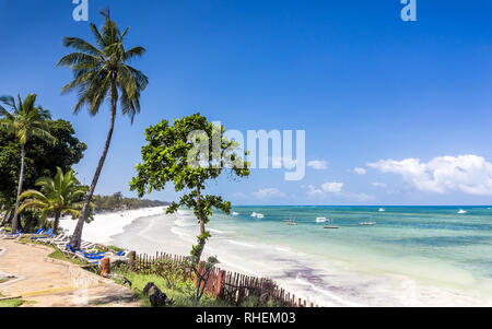 Erstaunlich Diani Beach Marine mit weißen Sand und dem türkisfarbenen Indischen Ozean, Kenia Stockfoto