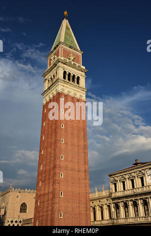 Am frühen Abend Sonne beleuchtet St Mark's Campanile, der Glockenturm des St Mark's Basilika bei 98,5 Meter hoch, Venedig, Italien, Europa. Stockfoto