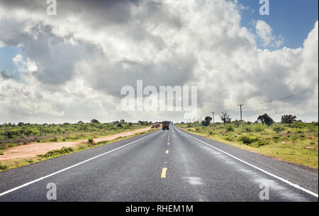 African Highway von Mombasa nach Nairobi in Kenia, gerade asphaltierte Straße und die umliegenden Ebenen Stockfoto