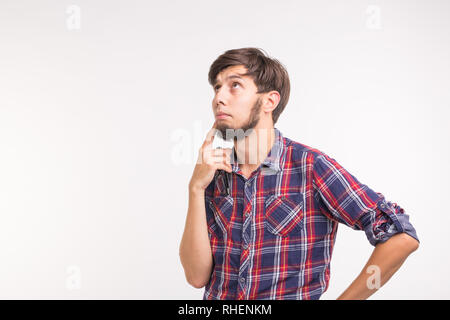Emotionen und Personen Konzept - Junge nachdenklicher Mann auf weißem Hintergrund mit Kopie Raum Stockfoto
