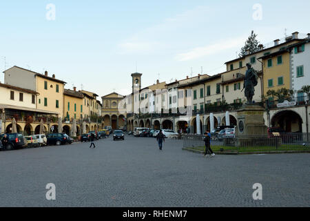 hauptplatz in Greve in Chianti mit der Kirche Santa Croce und dem Seefahrer Giovanni da Verrazzano, Toskana, Italien Stockfoto