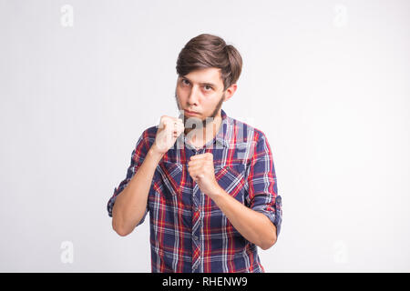 Menschen, Gesten und Kampf Konzept - Junge bärtiger Mann mit seinen Fäusten auf weißem Hintergrund Stockfoto