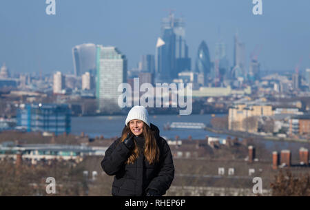 Eine Frau genießt die Aussicht auf die Skyline von London von der Greenwich Park, im Süden Londons, nach Schneefällen gestern und über Nacht werden voraussichtlich weit verbreiteten Störungen zu bringen. Stockfoto