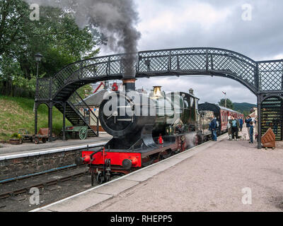 Great Western Dampfmaschine 3440 Stadt Truro ziehen einen Zug bei Boot von Garten Bahnhof in Highland Schottland Großbritannien anreisen Stockfoto