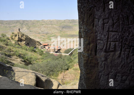 Der klösterliche Komplex von David Gareji mit Inschrift auf dem Felsen vorne, Georgia Stockfoto