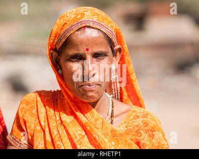 Porträt einer Rajasthani Frau in Ranthambore. Rajasthani Menschen sind als einige der schillerndsten Menschen in Indien bekannt. Stockfoto