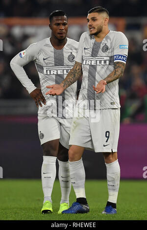 Keita Klingenwechsel und Mauro Icardi von Internazionale Sprechen während der Serie A 2018/2019 Fußballspiel zwischen AS Rom und FC Internazionale im stadio Olimpi Stockfoto