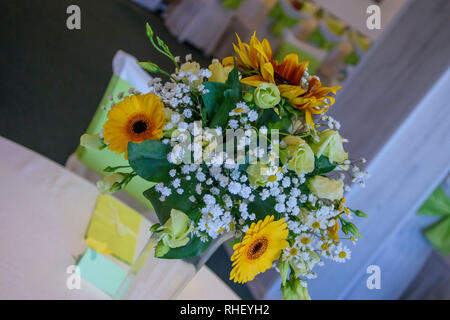 Blumenstrauß mit gerbera Daisy und Sonnenblumen Stockfoto