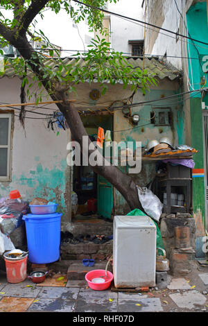 Ein kleines Haus in einer Gasse in der Altstadt von Hanoi, Vietnam Stockfoto