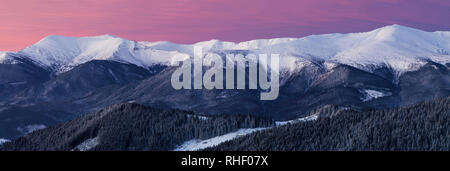 Schönes Panorama. Magic Hour in den Bergen im Winter. Rosa Himmel. Snowy Ridge. Stockfoto