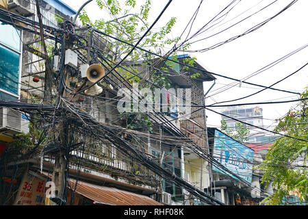 Hanoi, Vietnam - 13. Dezember 2017. Chaotische Verkabelung entlang einer Straße im alten Viertel von Hanoi, Vietnam Stockfoto