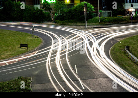 Kreuz und quer durch leichte Spuren von Autos an einem Kreisverkehr in Bournemouth, England Stockfoto