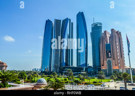 Etihad Towers von Jumeirah, einer Serie von fünf hohen Gebäuden und Hotel in Abu Dhabi Corniche, VAE Stockfoto