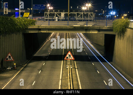 Eine lange Exposition einer Autobahn in Birmingham, England. Zwei Bauschilder und Hecken gesehen werden kann Stockfoto