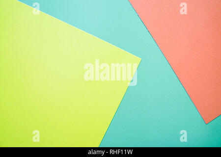 Abstrakte flach Hintergrund mit Farbe Papier. Gelb, Pink und Blau. Stockfoto