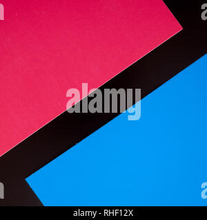 Dunkle flach Hintergrund mit Farbe Papier. Schwarz, Blau und Pink. Stockfoto