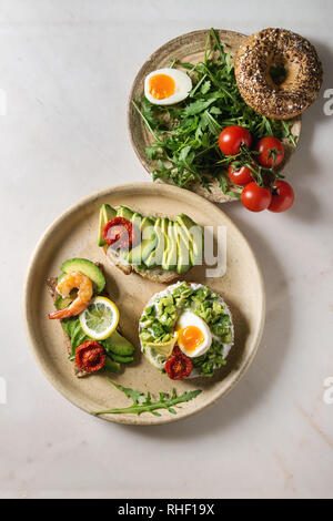 Vielzahl von Avocado Sandwiches Stockfoto