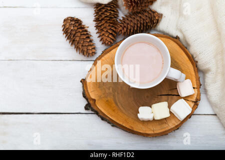 Hygge. Tasse mit heißer Schokolade und Marshmallows auf einem hölzernen Fach Stockfoto