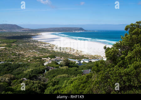 Das Ende des Chapman's Peak Drive. Schöne Panorama Blick auf den Strand von Noordhoek, Südafrika. Stockfoto