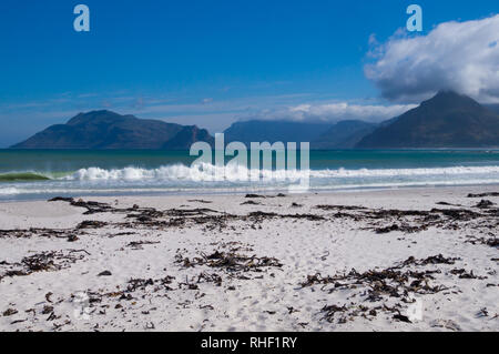 Weißen Sandstrand und das blaue Himmel am Strand von Noordhoek, Kapstadt, Südafrika. Stockfoto