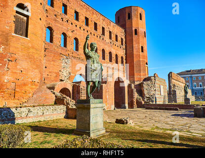 Statue des Augustus Caesar gegenüber der Porta Palatina Tor. Piazza Cesare Augusto Square. Turin, Piemont, Italien. Stockfoto