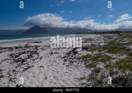 Weißen Sandstrand und das blaue Himmel am Strand von Noordhoek, Kapstadt, Südafrika. Stockfoto