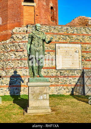 Gaius Julius Caesar Statue vor der Porta Palatina Tor. Piazza Cesare Augusto Square. Turin, Piemont, Italien. Stockfoto