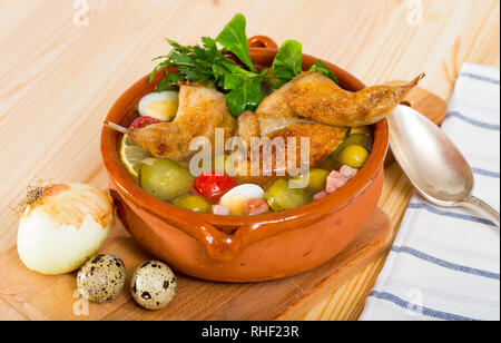 Saltwort Suppe mit Spiel, Schinken, Oliven, Wachteleier, marinierten Gurken auf Wachteln Brühe Stockfoto